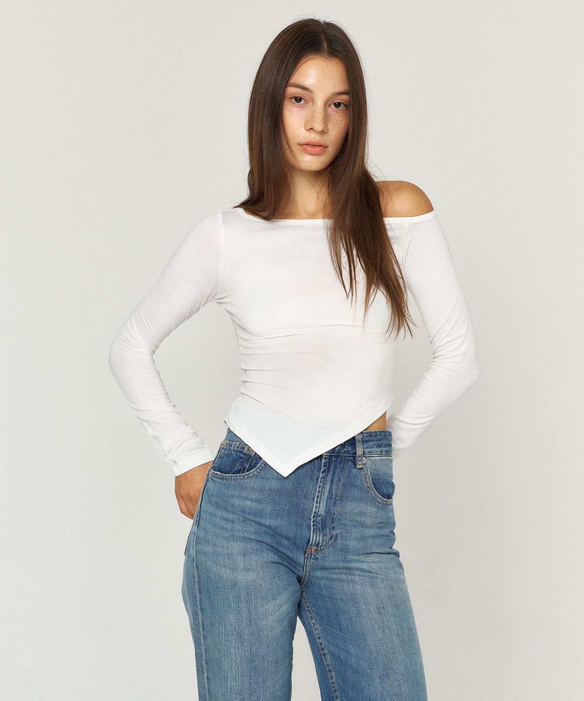 꾸아페(QUAFE) ONE OFF-SHOULDER SLIM T-SHIRT_2color