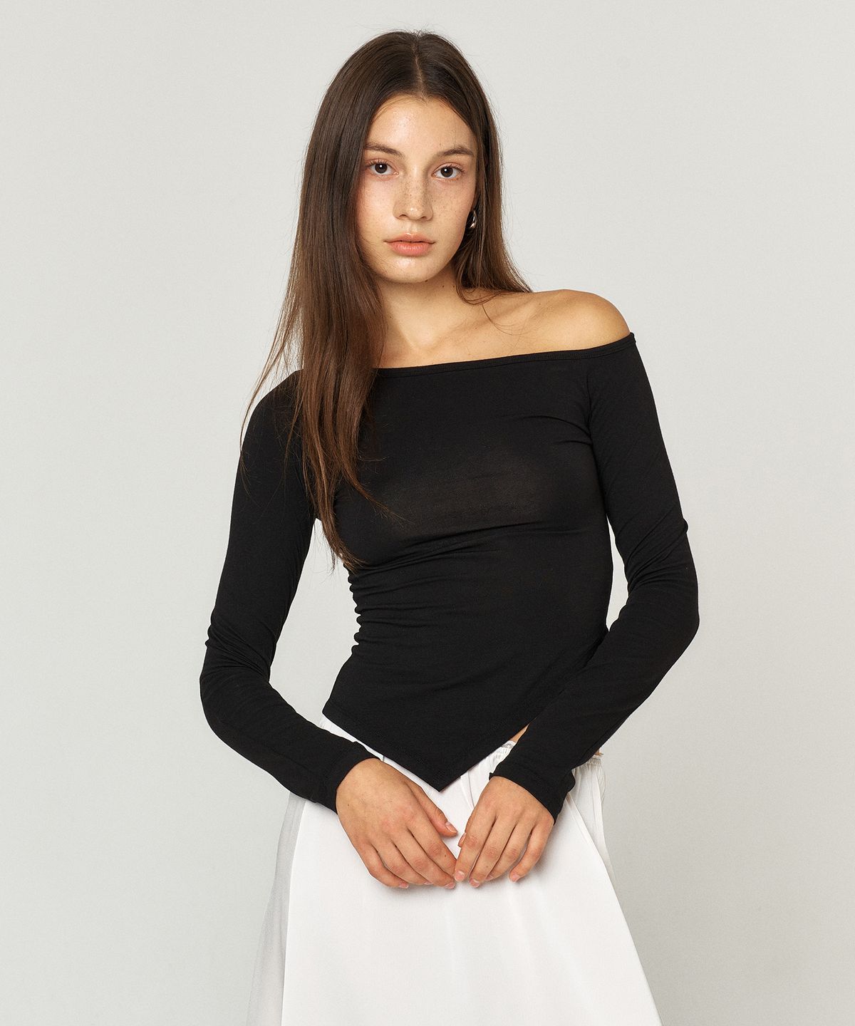 꾸아페(QUAFE) ONE OFF-SHOULDER SLIM T-SHIRT_2color