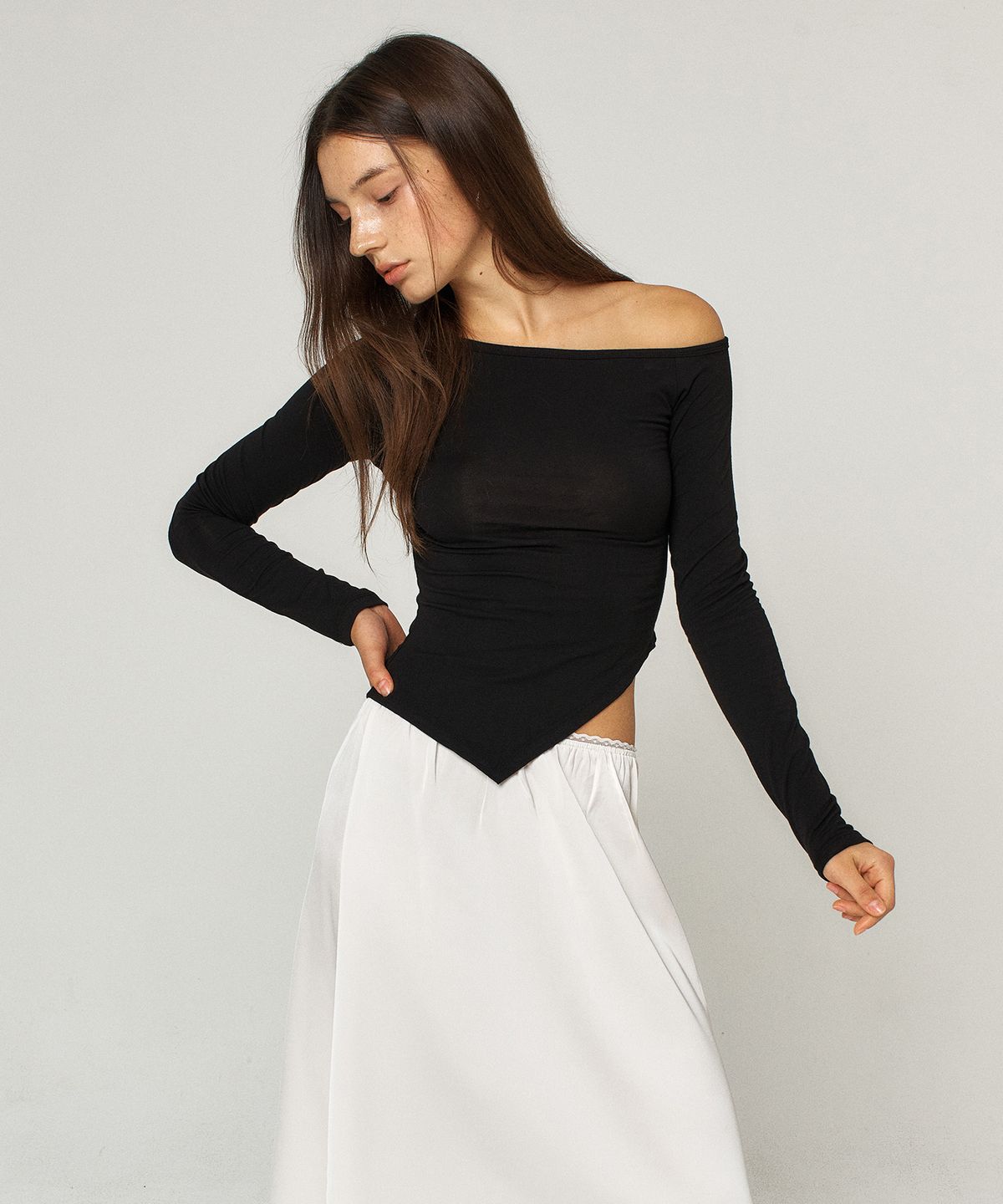 꾸아페(QUAFE) ONE OFF-SHOULDER SLIM T-SHIRT_2color