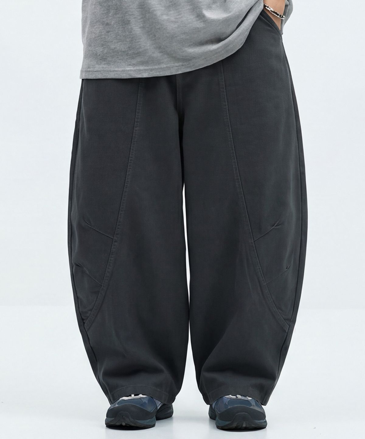 아티스트웨어(ARTISTWEAR) [ATW] 볼륨 와이드핏 코튼 커브드팬츠 - 2COLOR