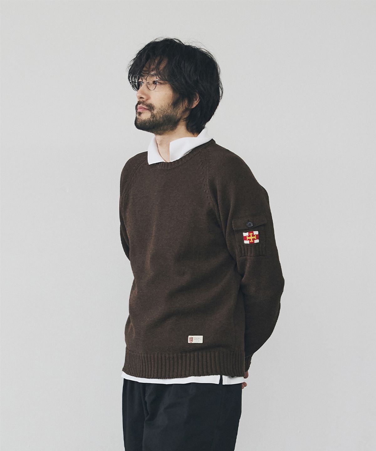 건지 울른스(Guernsey Woollens) 코튼 나그랑 포켓 스웨터 - 다크 브라운