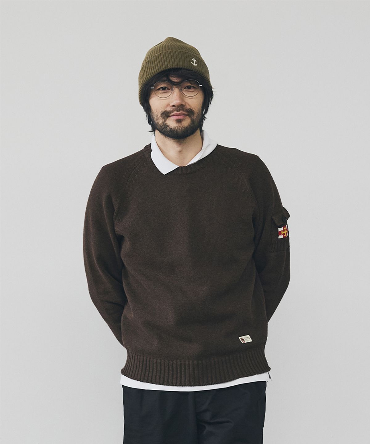 건지 울른스(Guernsey Woollens) 코튼 나그랑 포켓 스웨터 - 다크 브라운