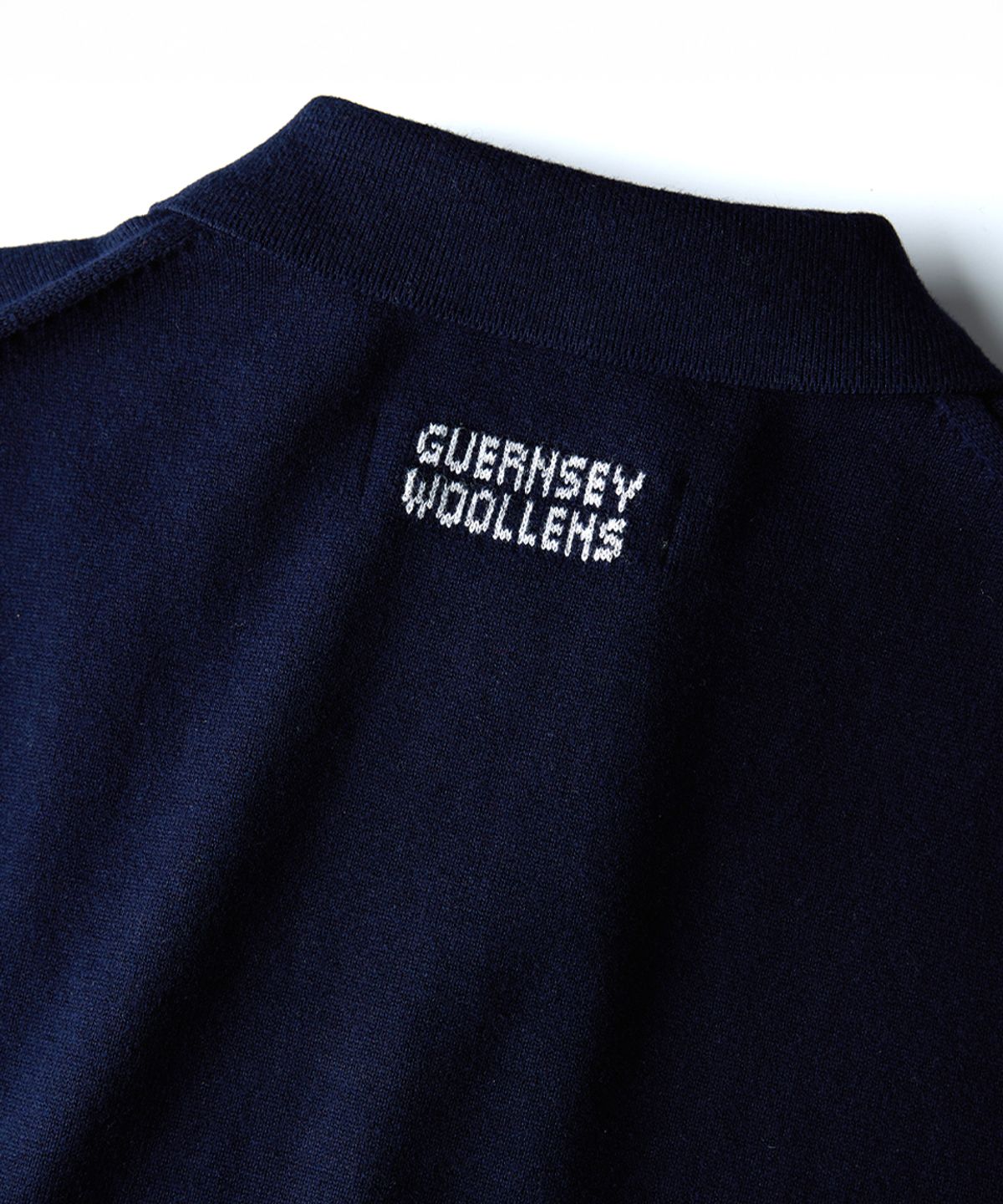 건지 울른스(Guernsey Woollens) 캐시미어 블렌드 포켓 카라 니트 - 네이비