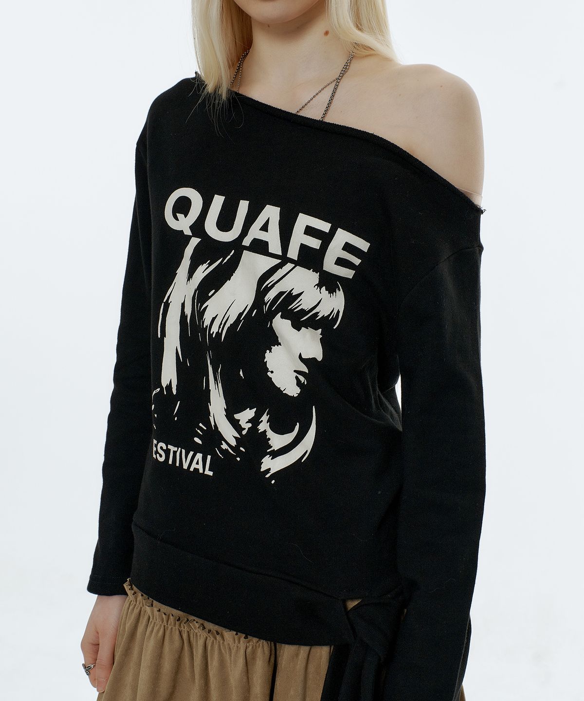 꾸아페(QUAFE) OFF-SHOULDER PRINTED TIE T-SHIRT