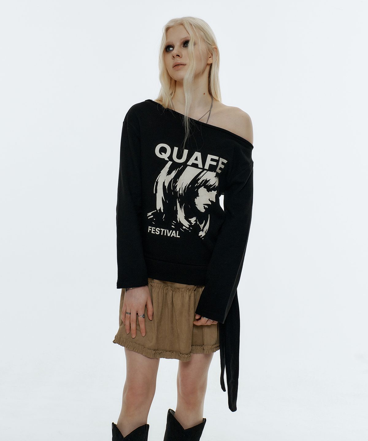 꾸아페(QUAFE) OFF-SHOULDER PRINTED TIE T-SHIRT