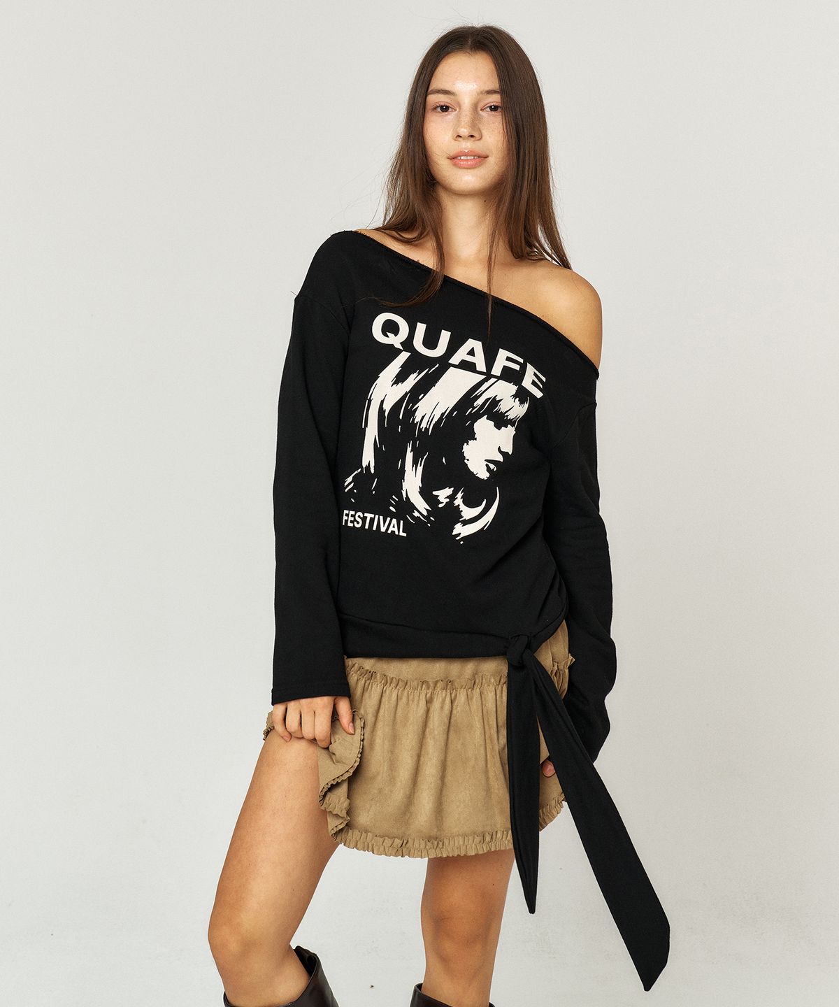 꾸아페(QUAFE) OFF-SHOULDER PRINTED TIE T-SHIRT