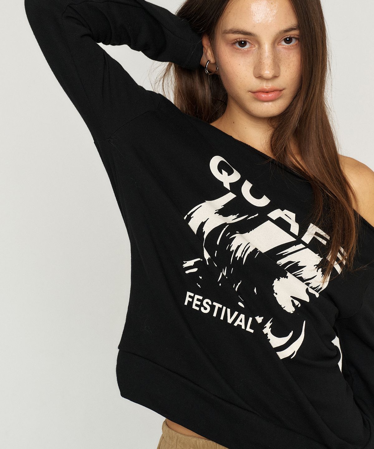 꾸아페(QUAFE) OFF-SHOULDER PRINTED TIE T-SHIRT