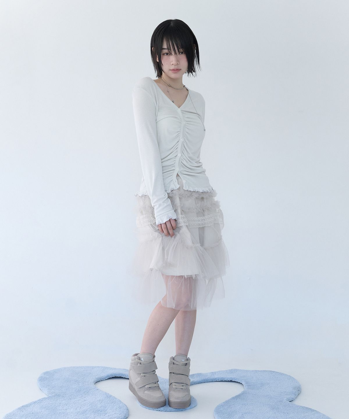 미레코(MIRECO) ASYMMETRIC SHIRRING LACE CARDIGAN DUSTY WHITE