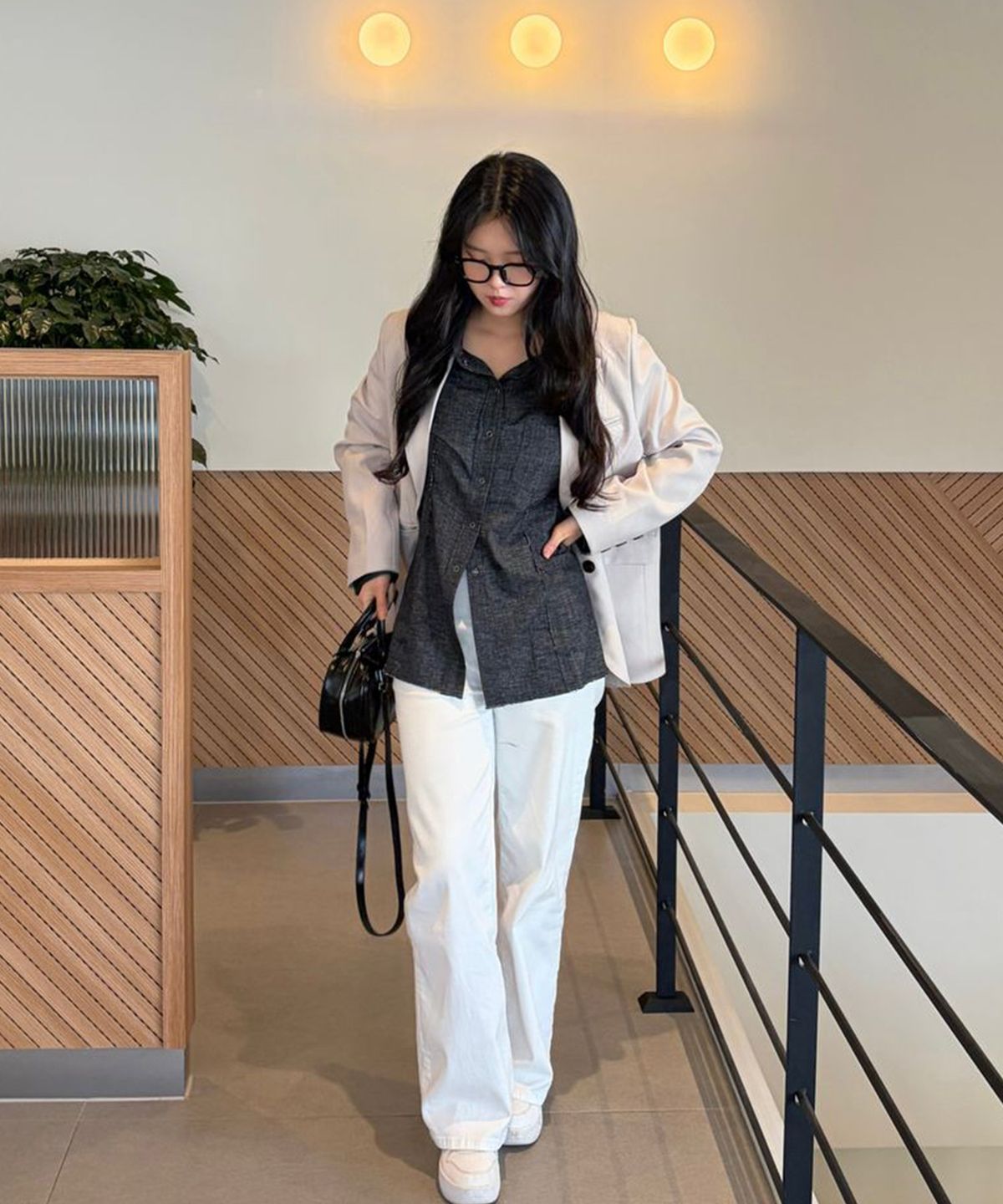 미쏘(MIXXO) 절개 디테일 슬림핏 셔츠_MIWYWG319C