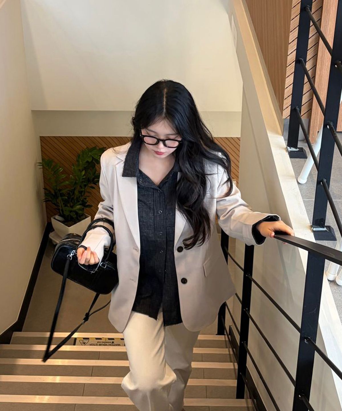 미쏘(MIXXO) 절개 디테일 슬림핏 셔츠_MIWYWG319C