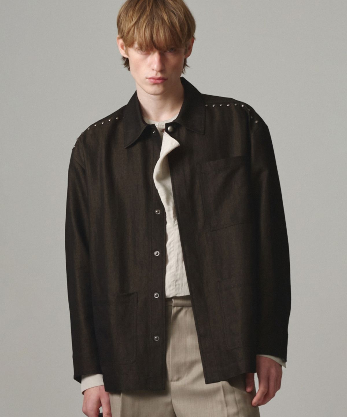 문선(MOONSUN) UNISEX, Stud Detail Classic Shirt Jacket / DARK BROWN