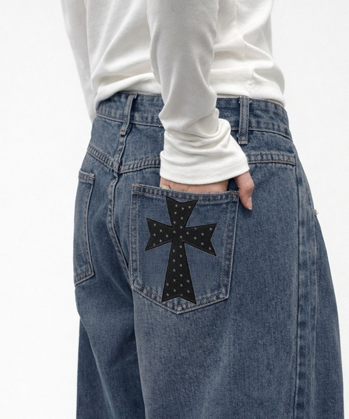 그레이버(GRAVER) [UNISEX][UNISEX]DOT CROSS 자수 와이드커브드진_DARK BLUE