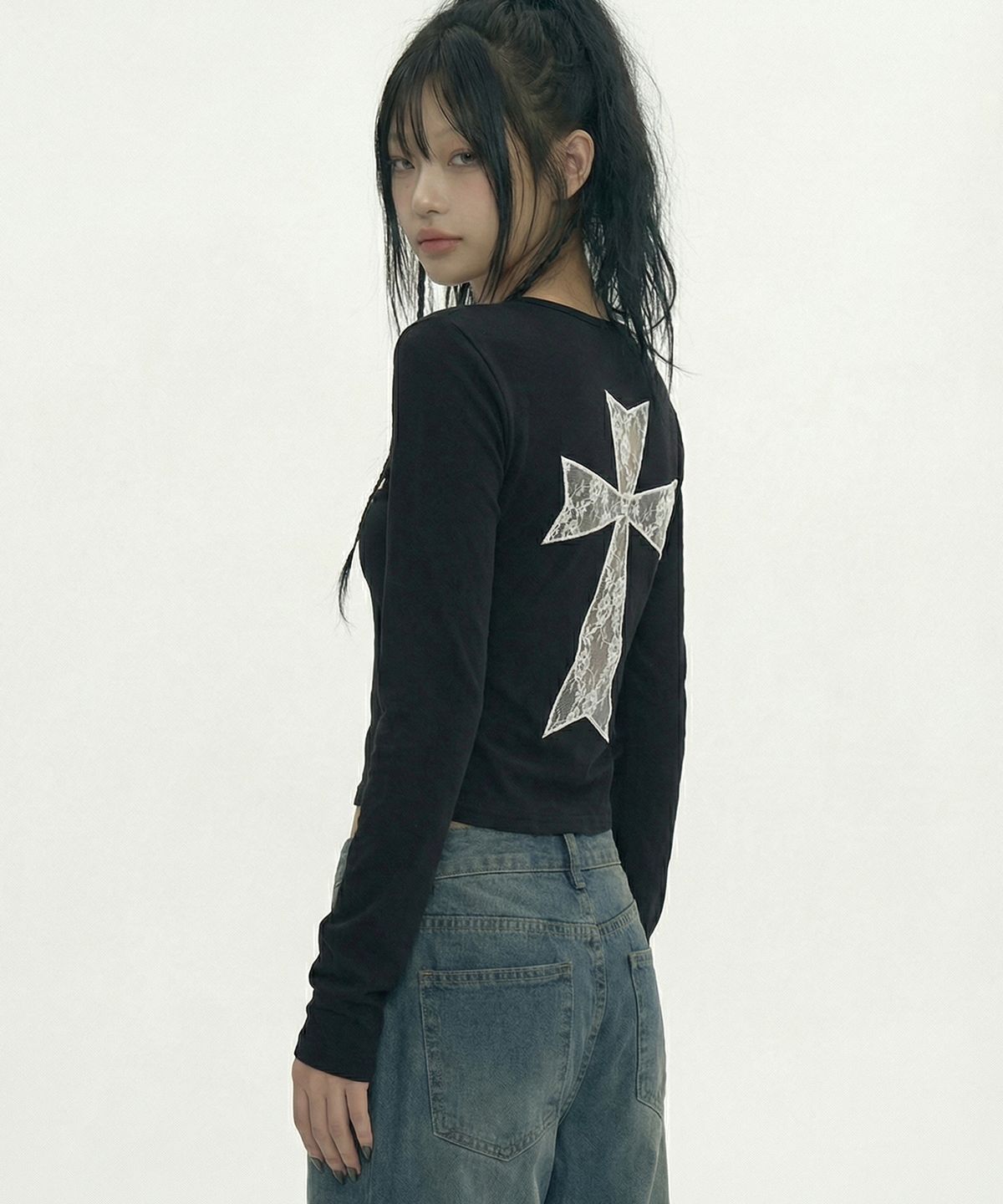 그레이버(GRAVER) [UNISEX]LACE BACK CROSS U넥 롱슬리브_BLACK