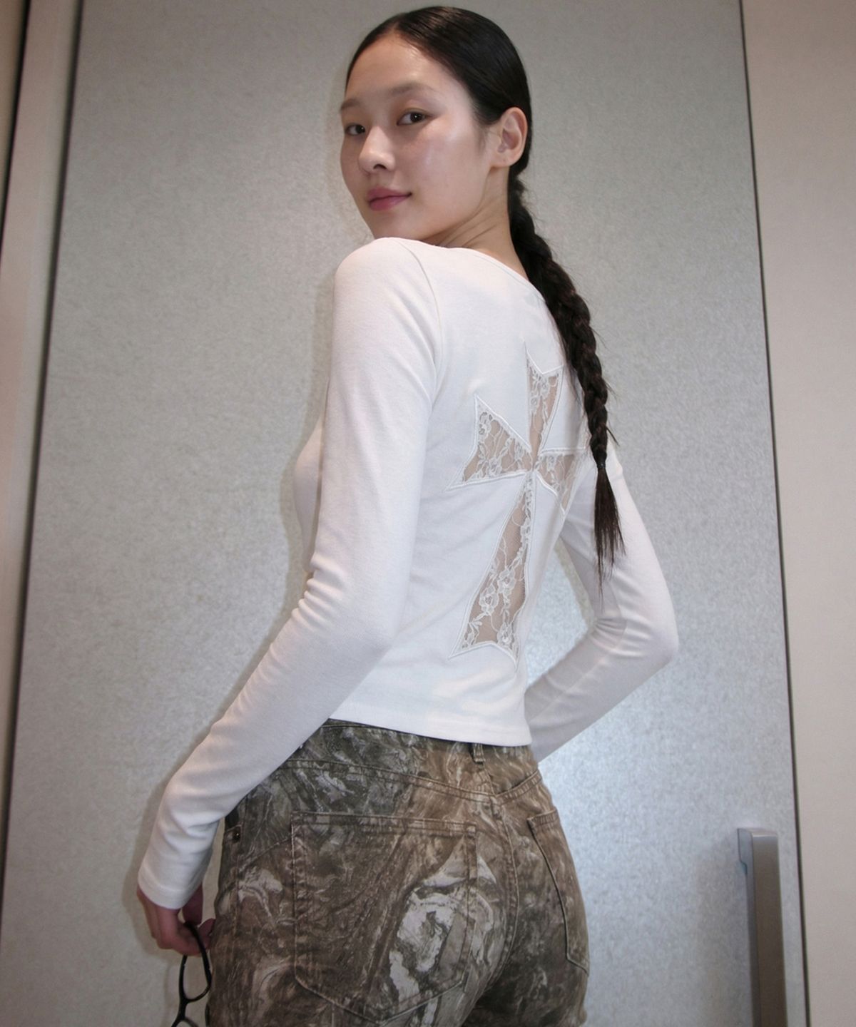 그레이버(GRAVER) [UNISEX]LACE BACK CROSS U넥 롱슬리브_BLACK