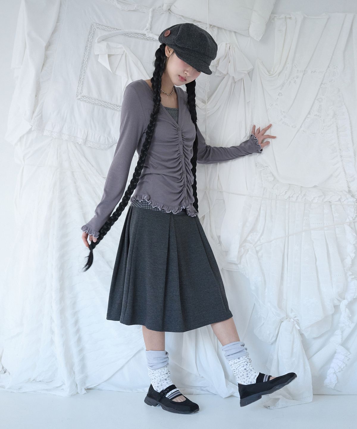 미레코(MIRECO) ASYMMETRIC SHIRRING LACE CARDIGAN SMOKE PURPLE