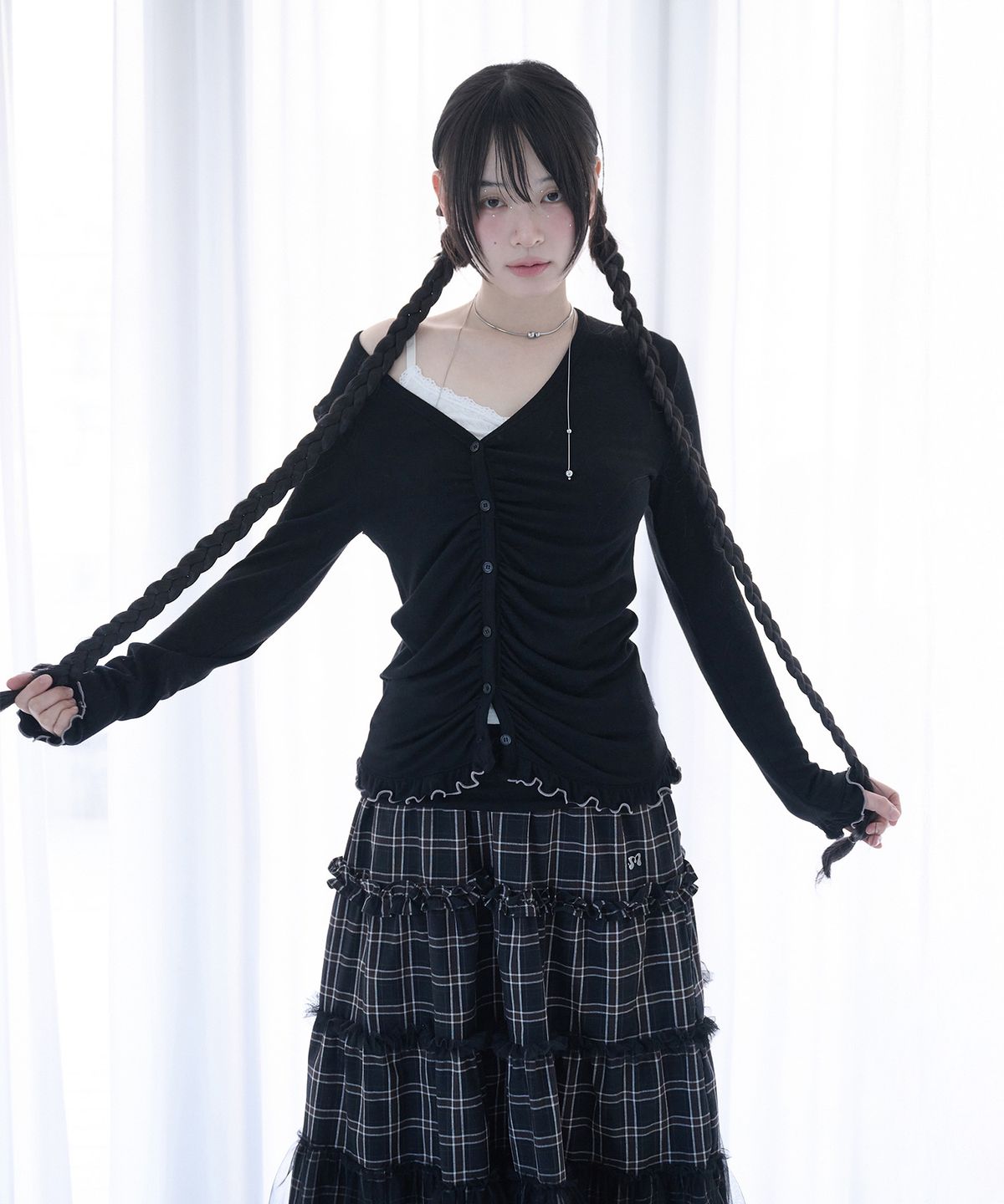 미레코(MIRECO) ASYMMETRIC SHIRRING LACE CARDIGAN BLACK