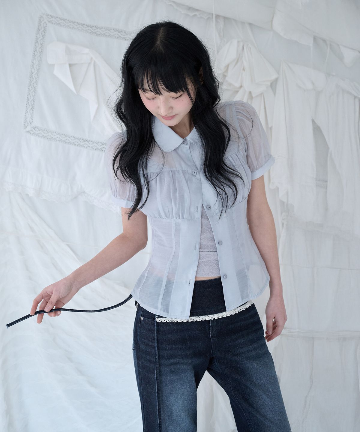 미레코(MIRECO) SHIRRING SHEER BLOUSE MISTY BLUE