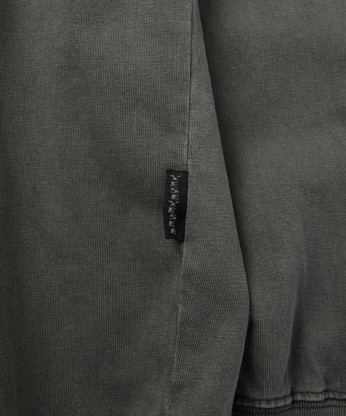 예스아이씨(YESEYESEE) Pigment C-Logo L/S Charcoal