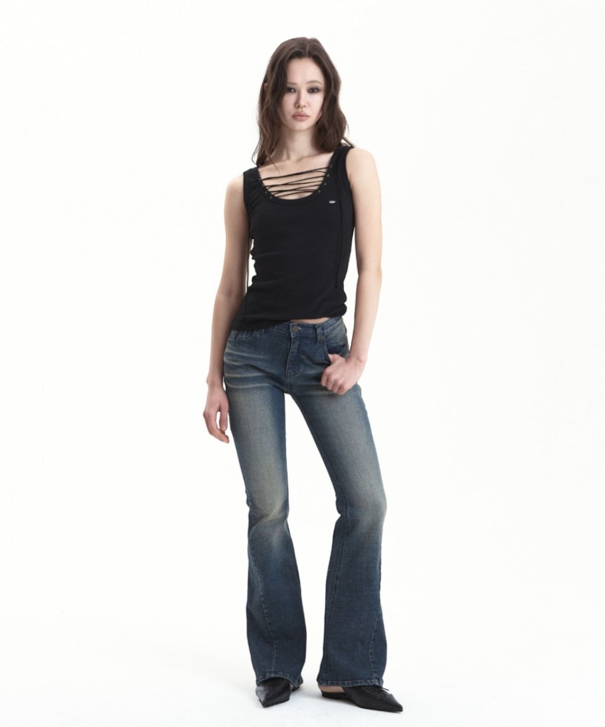 시너진(SYNERJYN) EYELET U-NECK SLEEVE BLACK