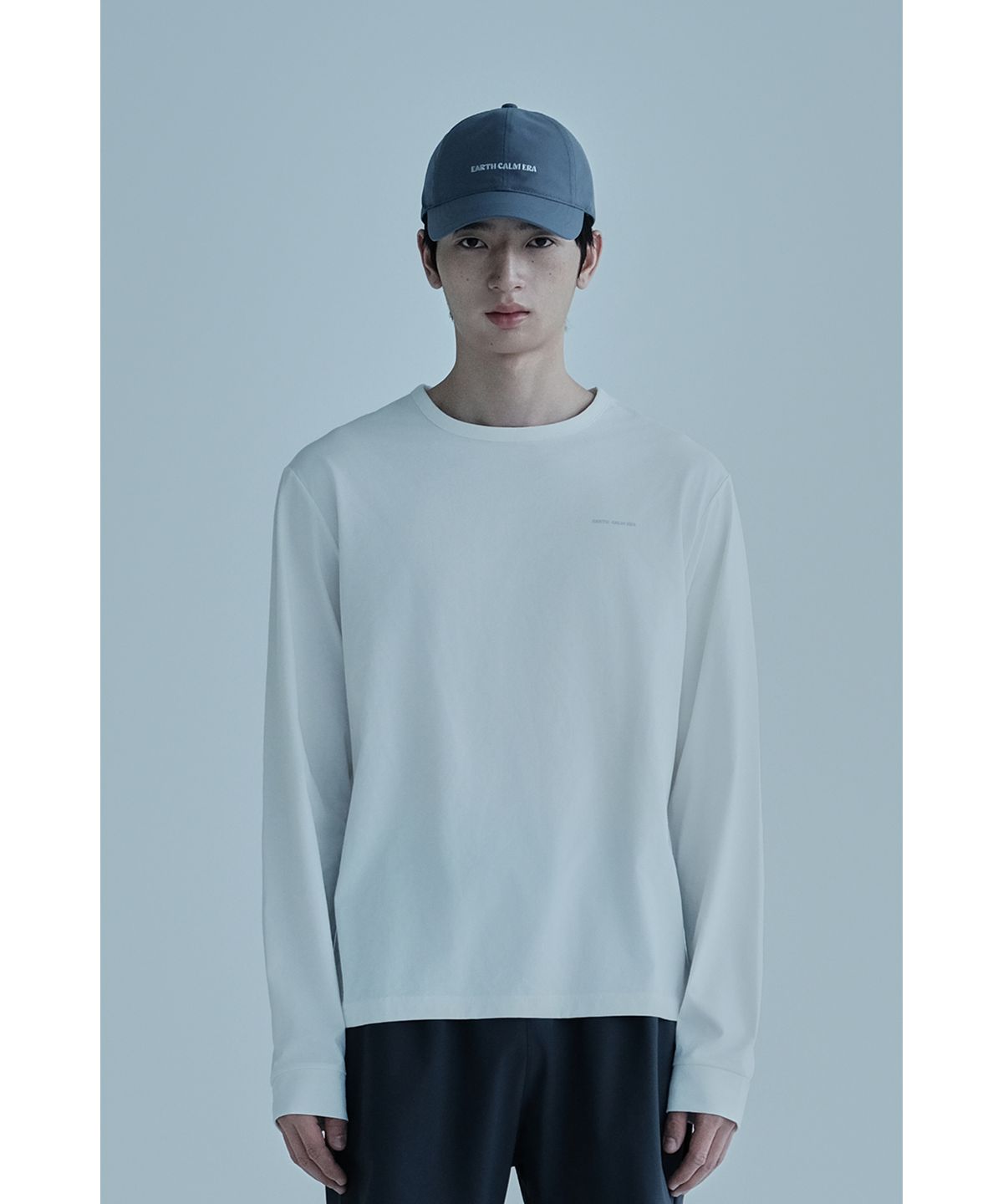 얼스캄에라(EARTH CALM ERA) 소프트 에센셜 롱슬리브_화이트