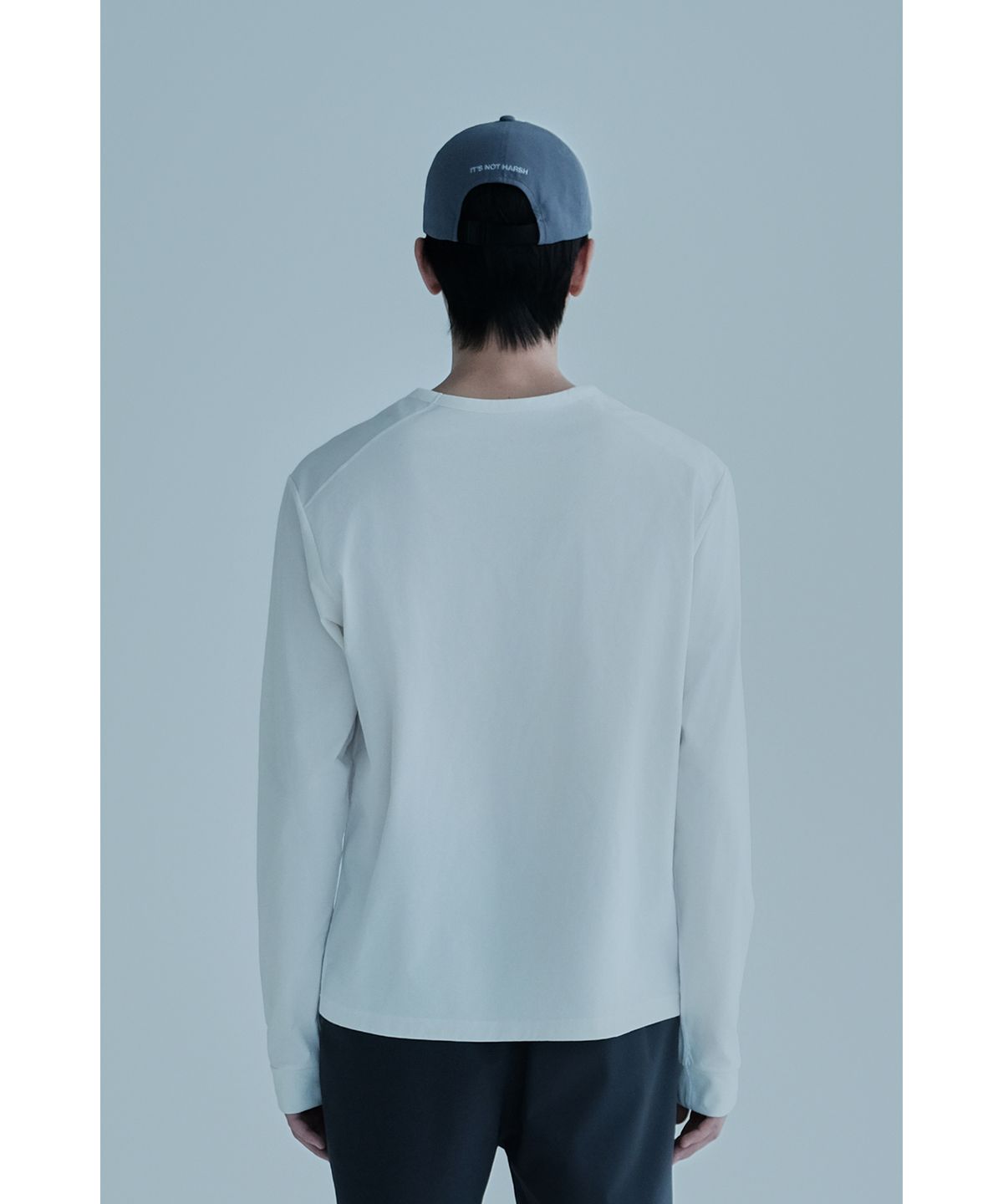 얼스캄에라(EARTH CALM ERA) 소프트 에센셜 롱슬리브_화이트