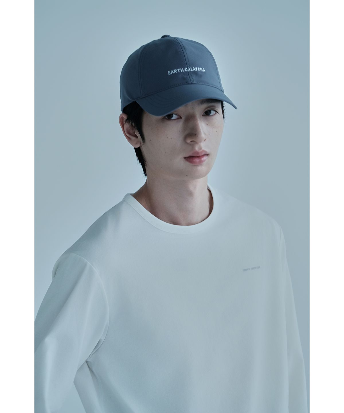얼스캄에라(EARTH CALM ERA) 소프트 에센셜 롱슬리브_화이트