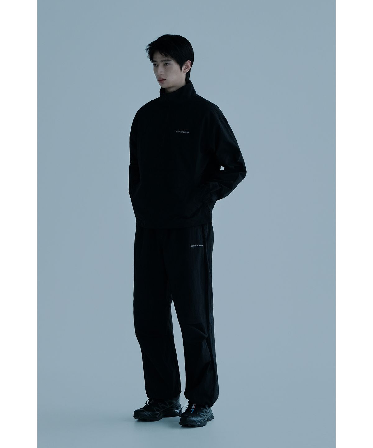 얼스캄에라(EARTH CALM ERA) 라이트웨이트 에센셜 아노락_블랙
