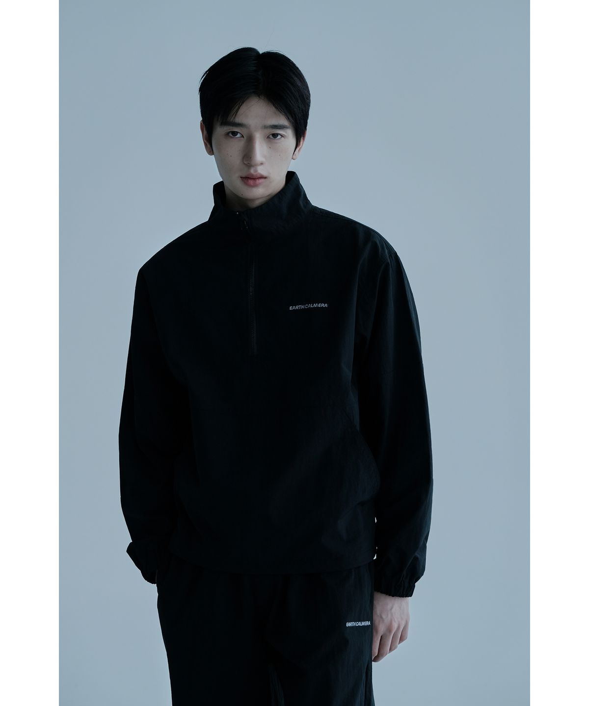 얼스캄에라(EARTH CALM ERA) 라이트웨이트 에센셜 아노락_블랙