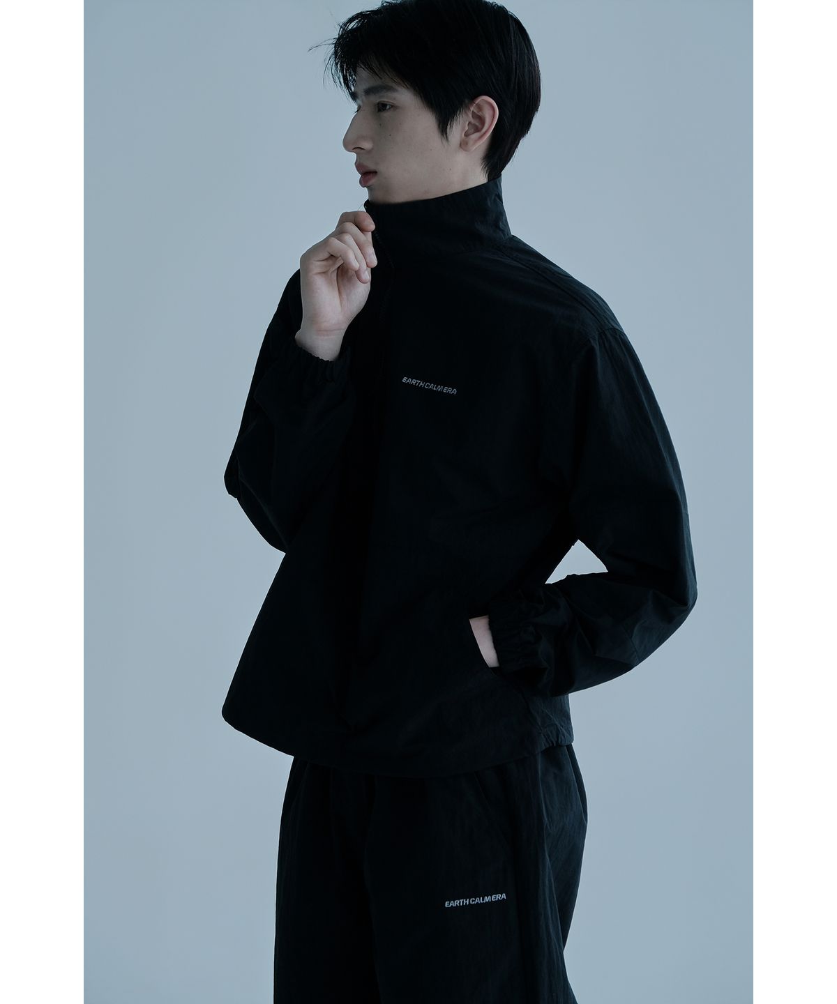 얼스캄에라(EARTH CALM ERA) 라이트웨이트 에센셜 아노락_블랙