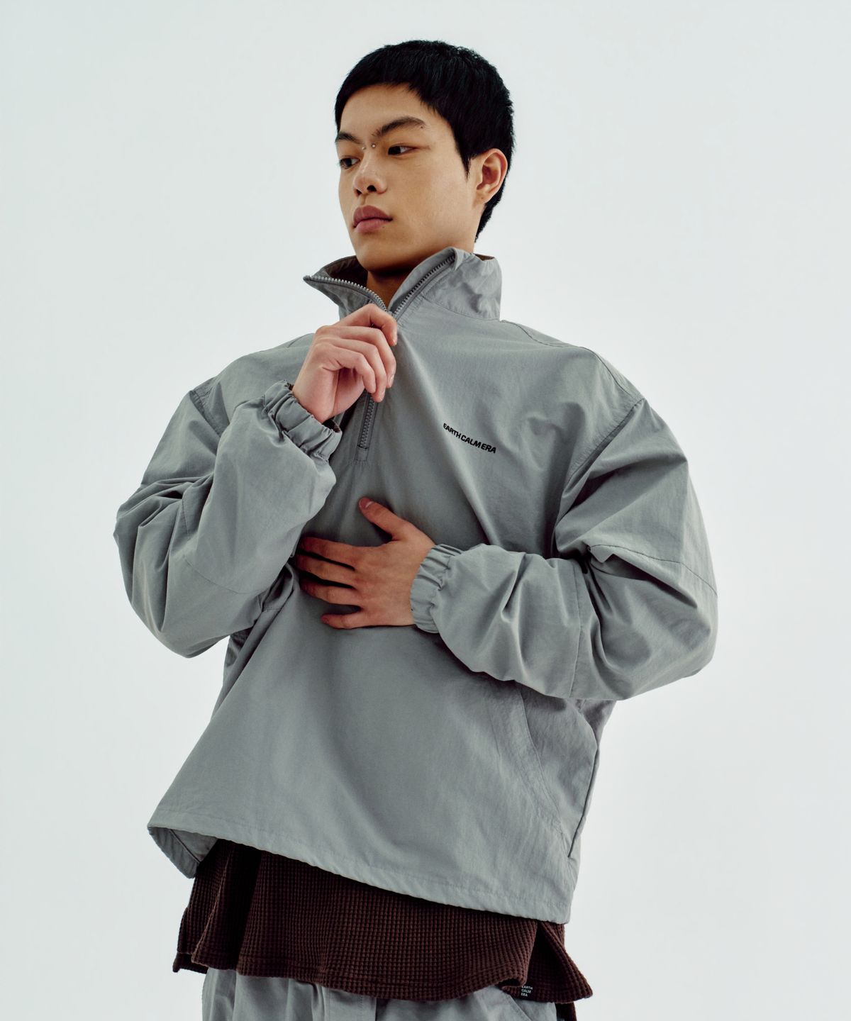 얼스캄에라(EARTH CALM ERA) 라이트웨이트 에센셜 아노락_그레이