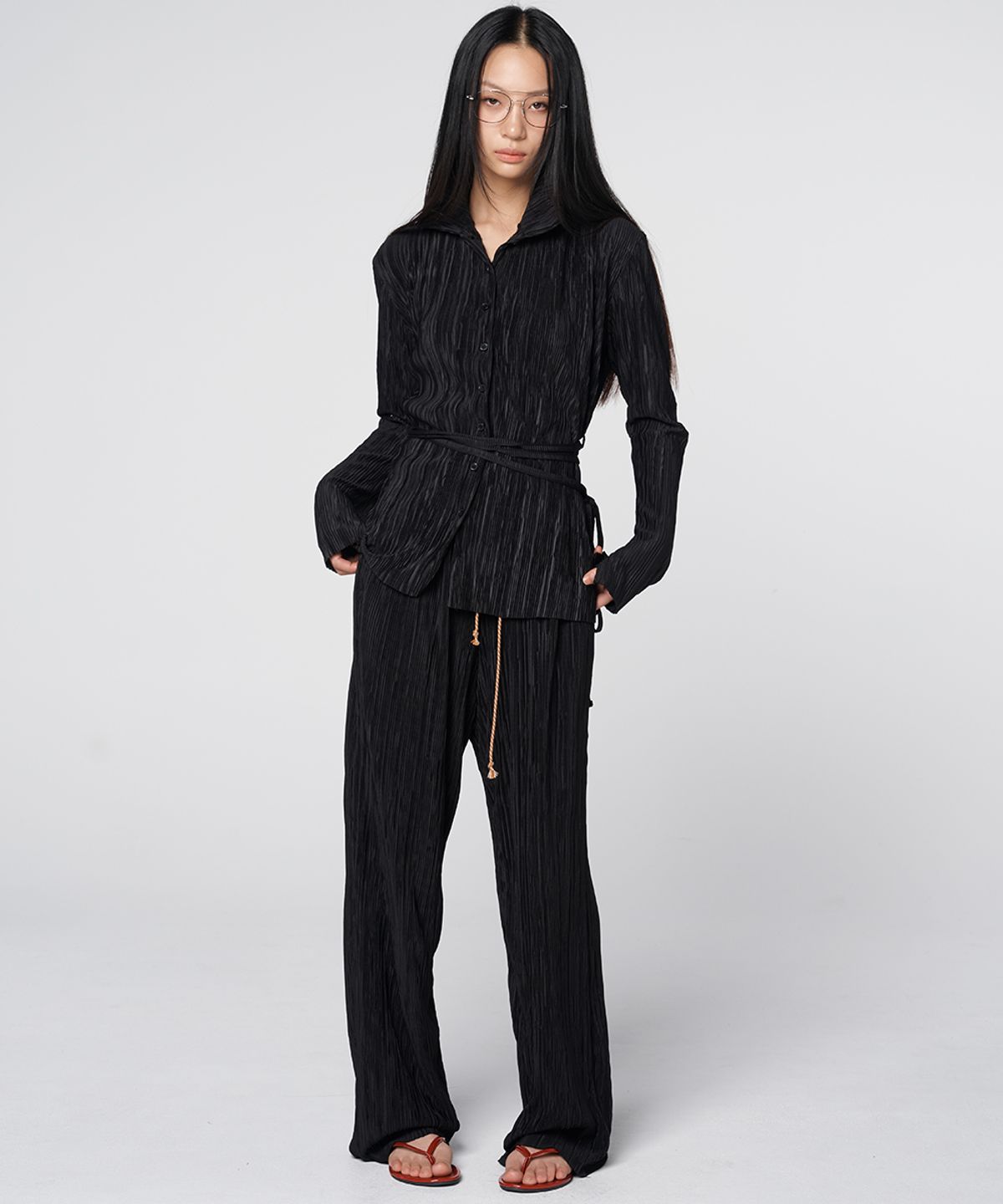 320쇼룸(320SHOWROOM) Contrast Drawstring Pleated Pants Black
