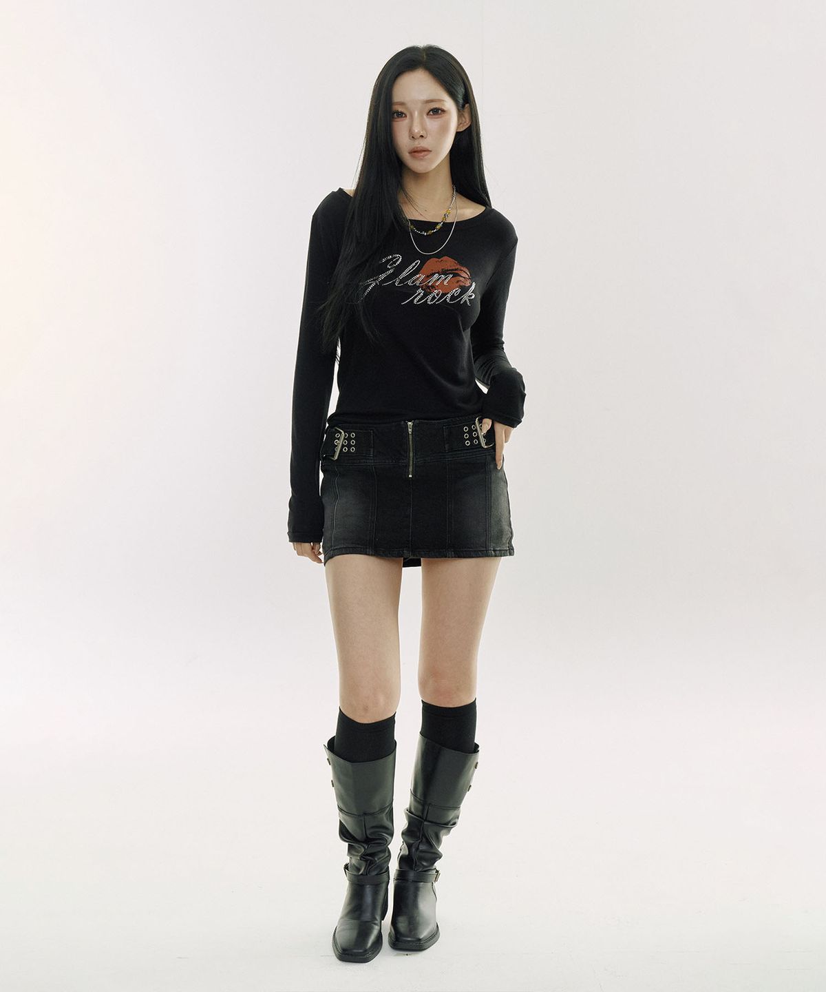 디파이클럽로버스(DEFYCLUBROBBERS) Glam Rock 핫픽스 페미닌 보트넥 롱슬리브 (2color)