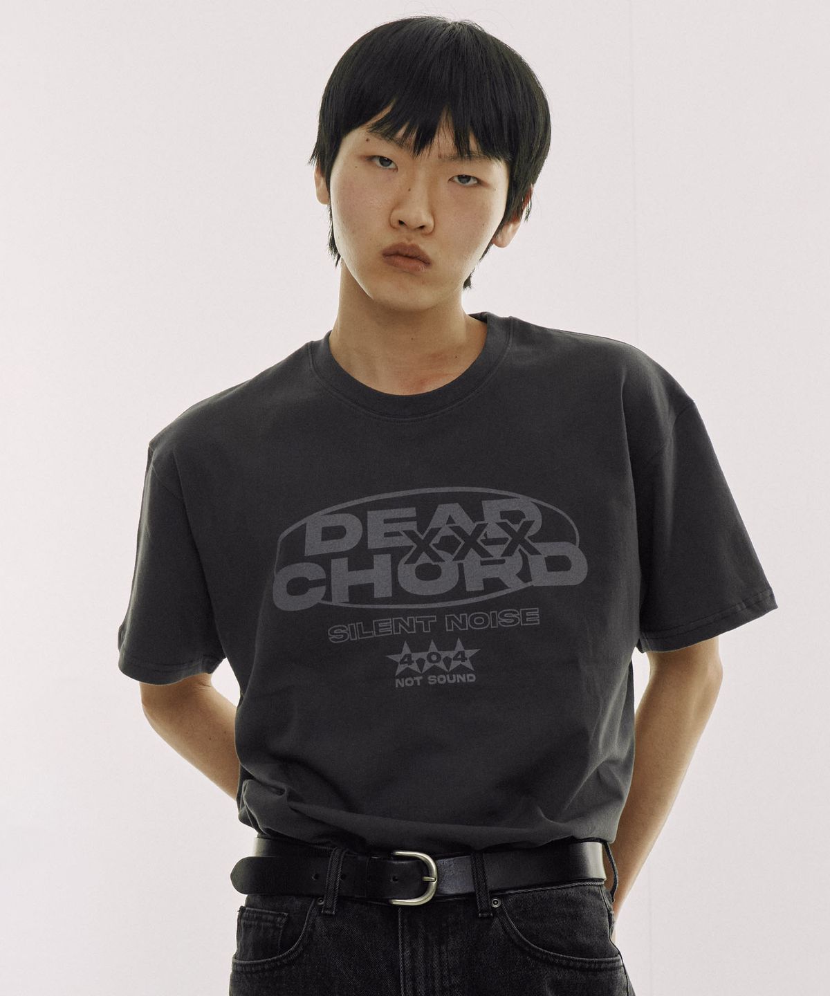 디파이클럽로버스(DEFYCLUBROBBERS) Dead Chord 세미 크롭 반팔 티셔츠 (2color)