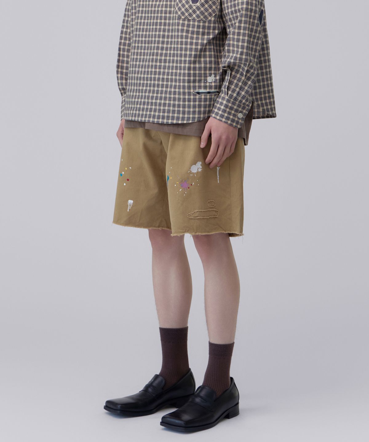 홍우성(HONGWOOSUNG) Worked Paint Repair Shorts_Camel