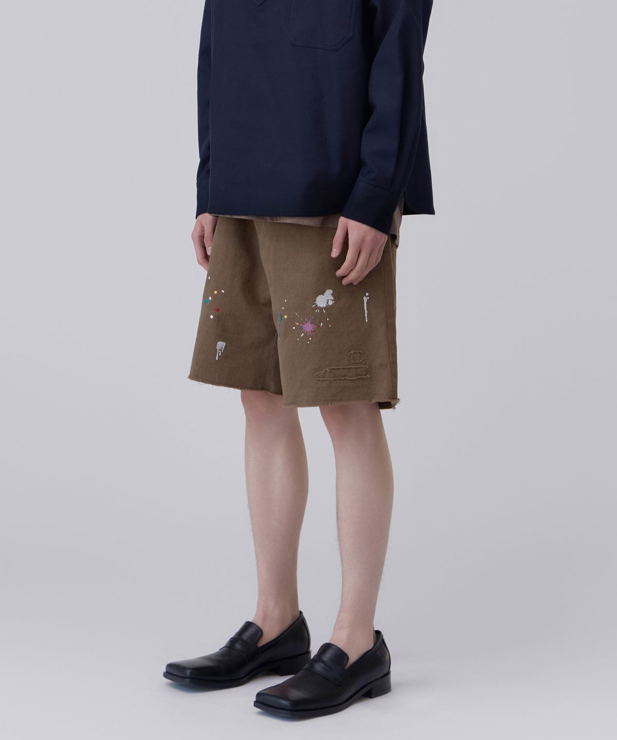 홍우성(HONGWOOSUNG) Worked Paint Repair Shorts_Brown