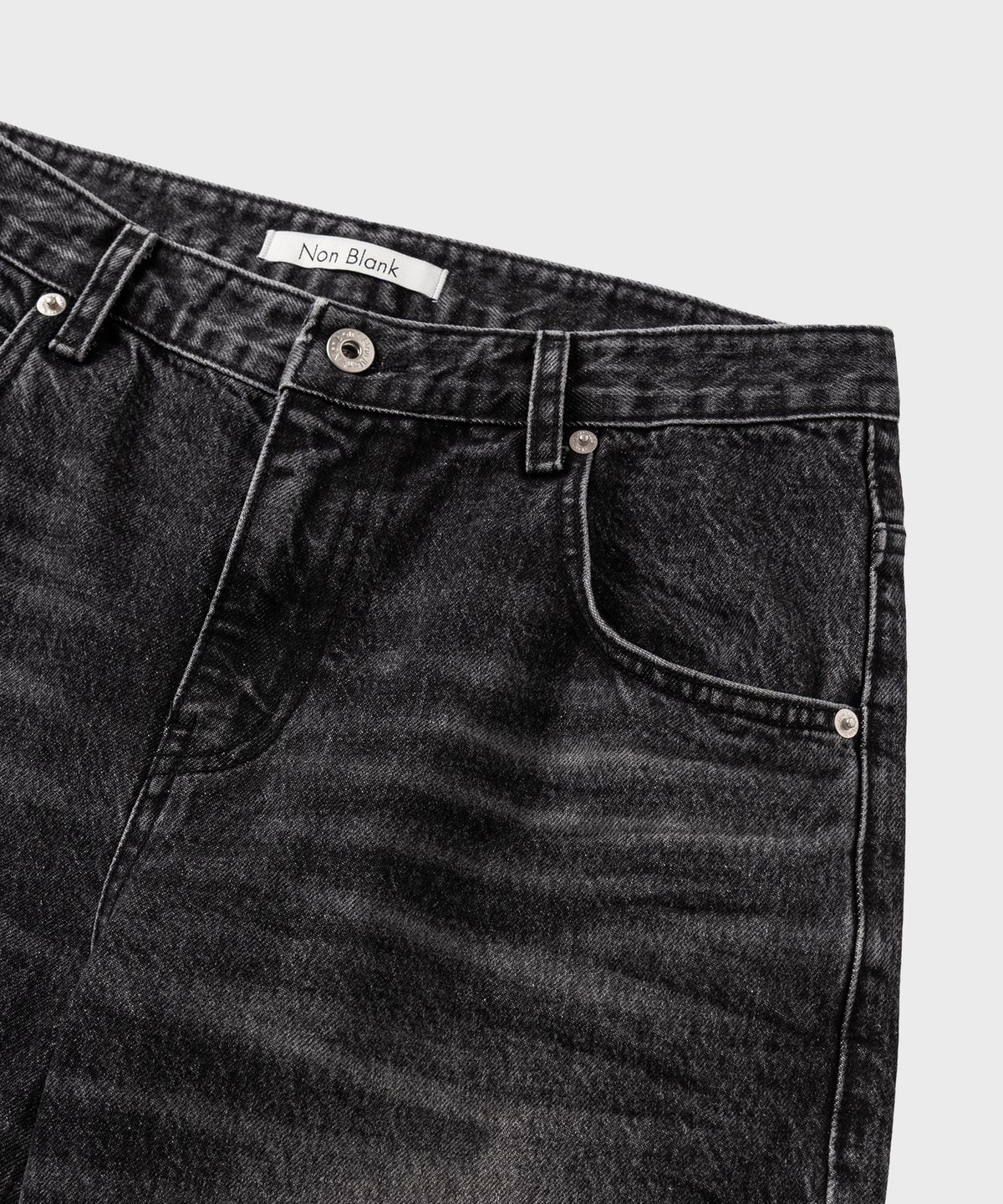 넌블랭크(NONBLANK) 엠보시드 루즈 스트레이트 데님 팬츠_WASHED BLACK