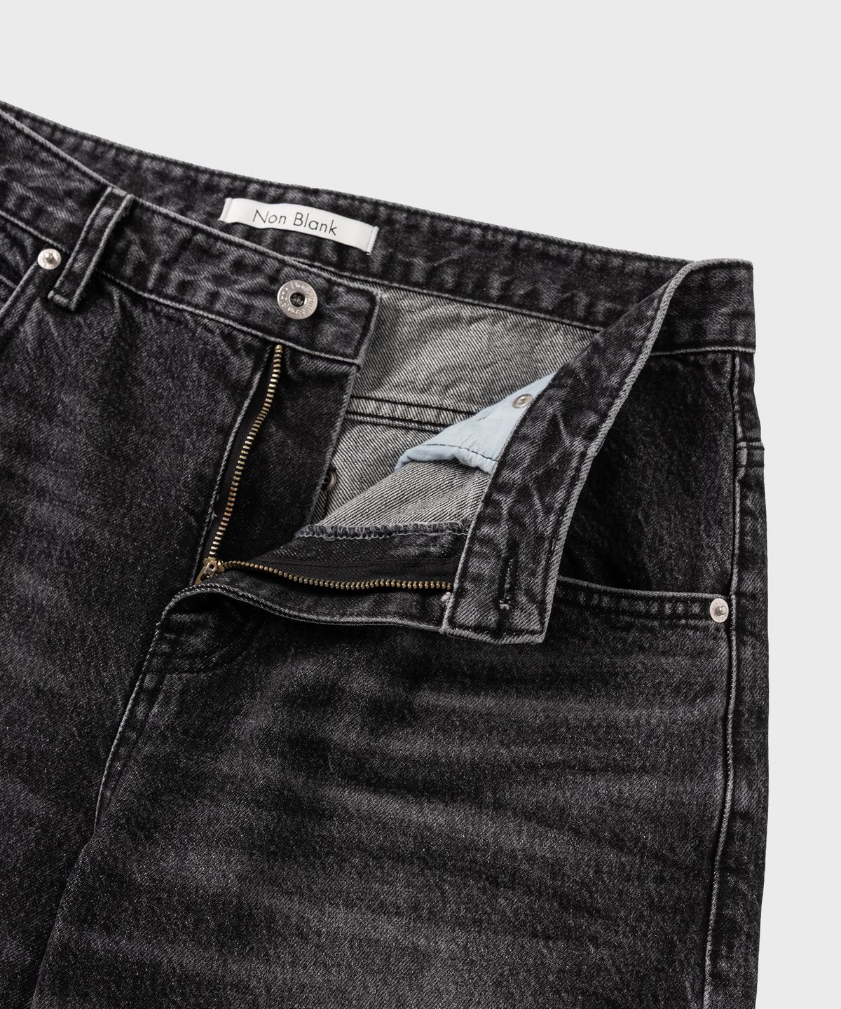 넌블랭크(NONBLANK) 엠보시드 루즈 스트레이트 데님 팬츠_WASHED BLACK