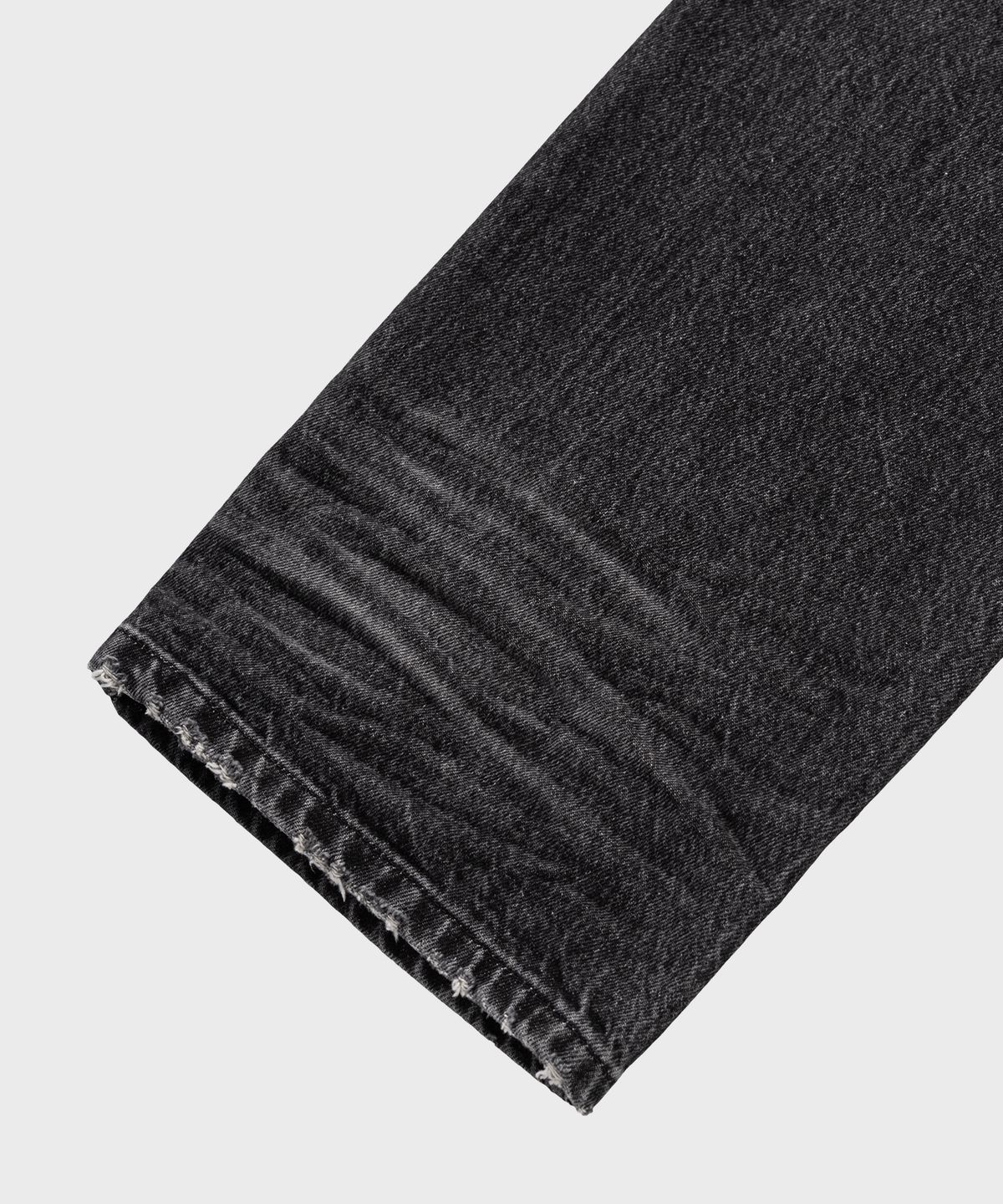 넌블랭크(NONBLANK) 엠보시드 루즈 스트레이트 데님 팬츠_WASHED BLACK