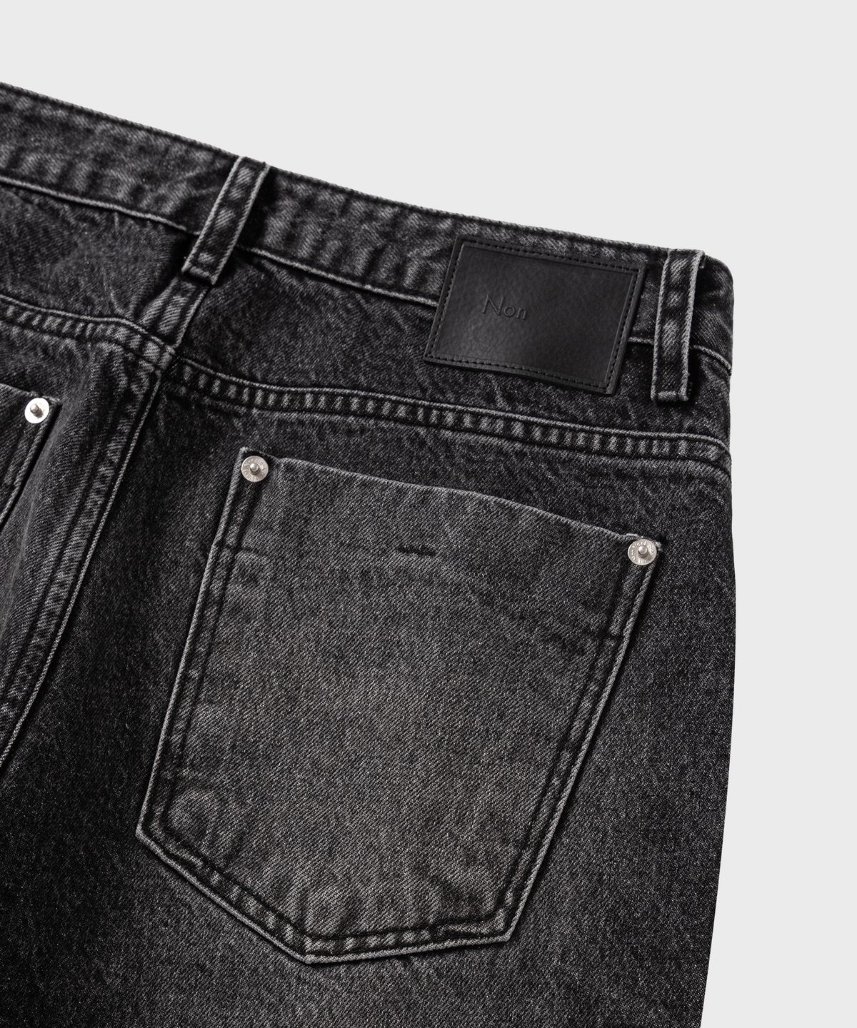 넌블랭크(NONBLANK) 엠보시드 루즈 스트레이트 데님 팬츠_WASHED BLACK