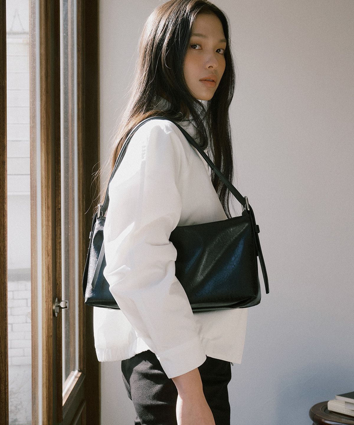 링서울(LINGSEOUL) cow leather buckle medium shoulder bag-black