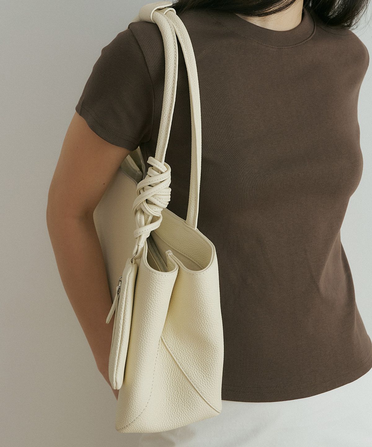링서울(LINGSEOUL) cow leather wide shoulder bag-cream