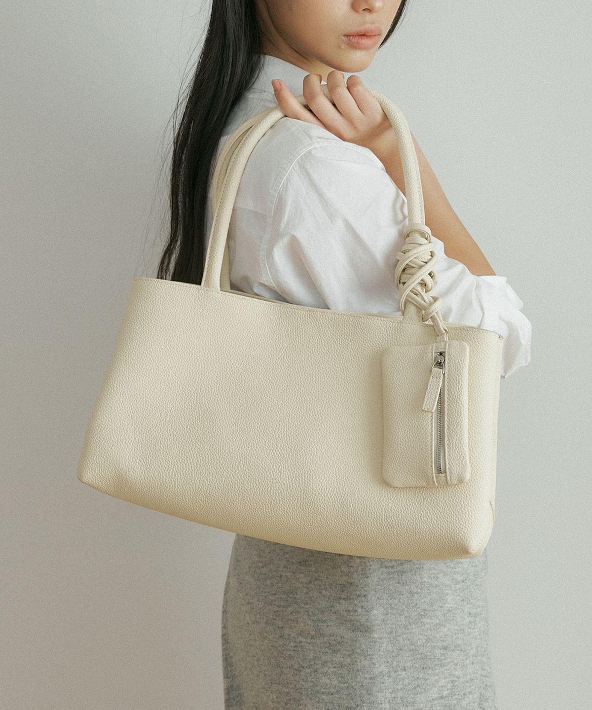 링서울(LINGSEOUL) cow leather wide shoulder bag-cream