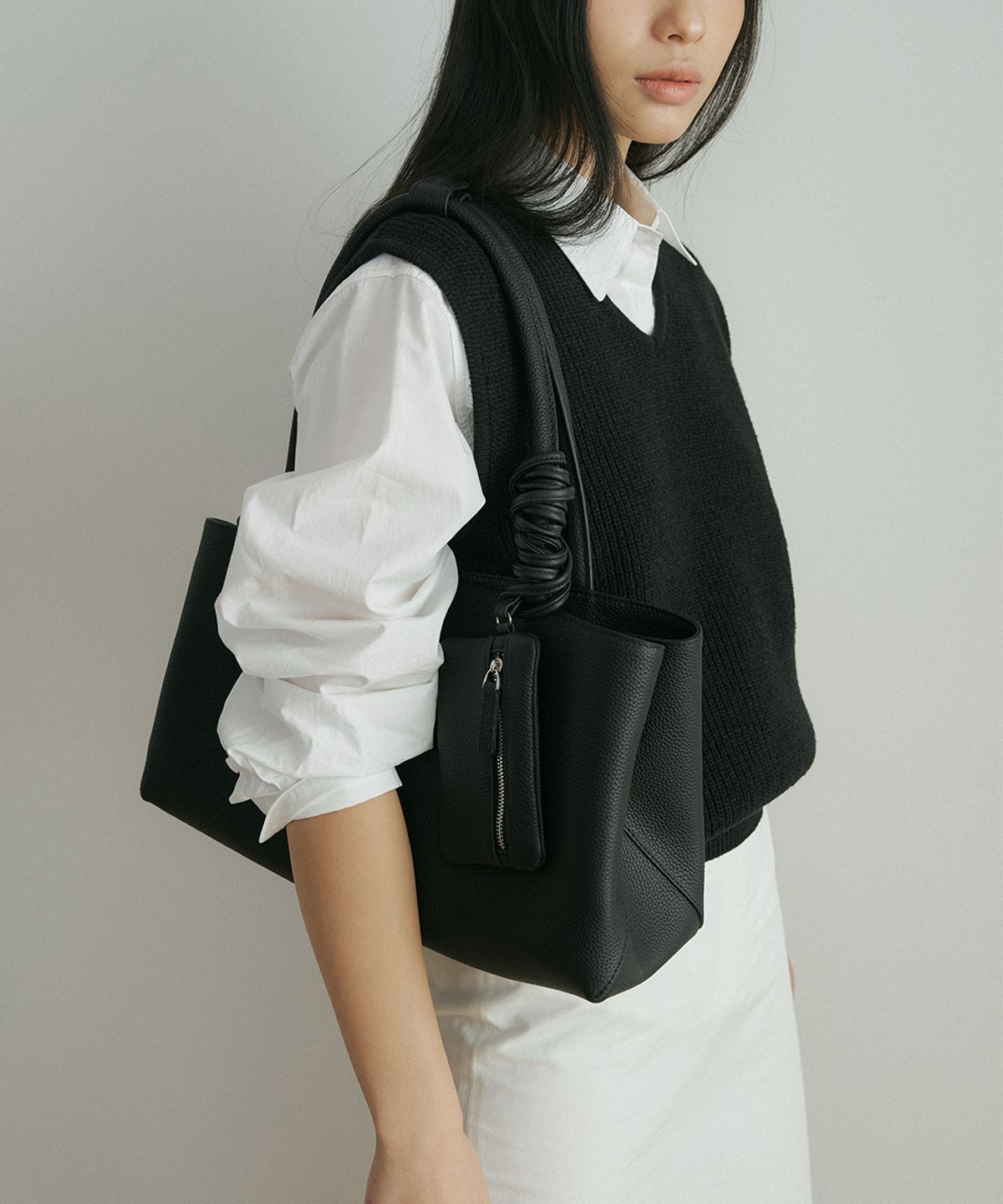 링서울(LINGSEOUL) cow leather wide shoulder bag-black