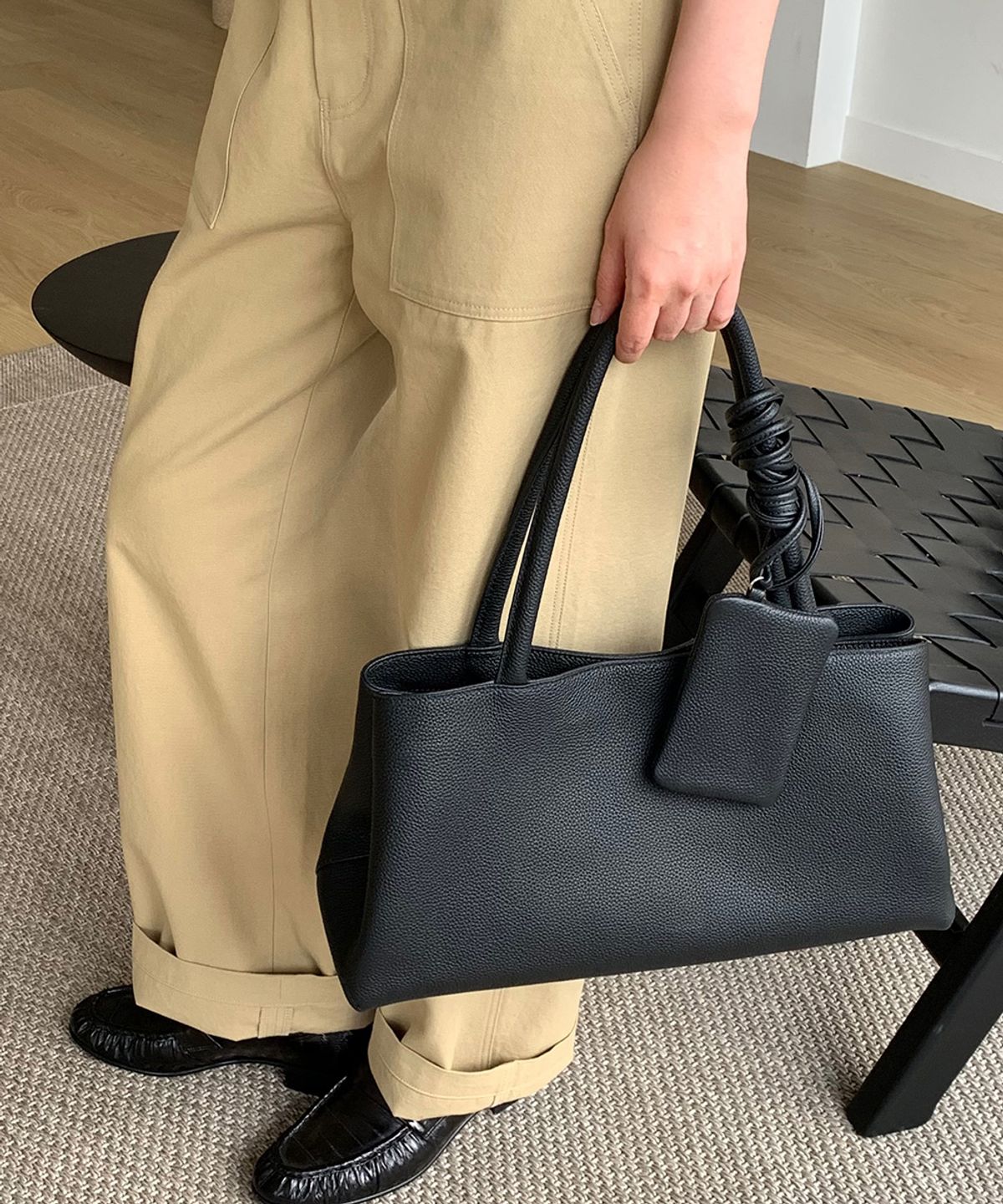 링서울(LINGSEOUL) cow leather wide shoulder bag-black