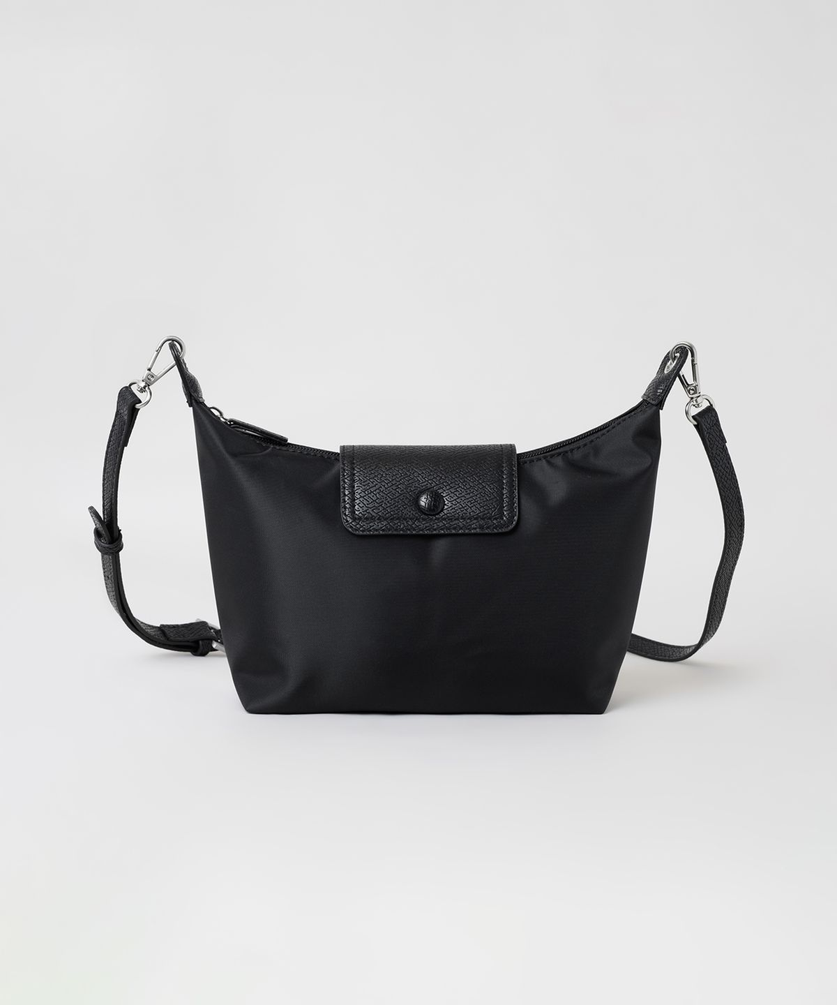 스파오(SPAO) 코팅나일론 크로스백_SPAKGA9A84