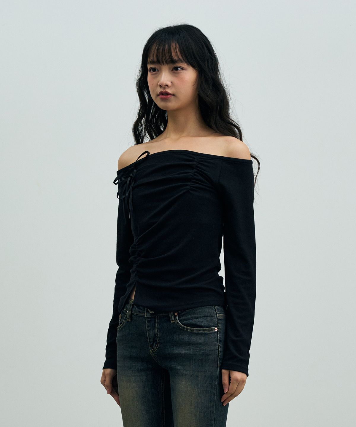 아리킴(ARIKIM) CLAIRE TWO-SHIRRING OFF-SHOULDER TOP / BLACK