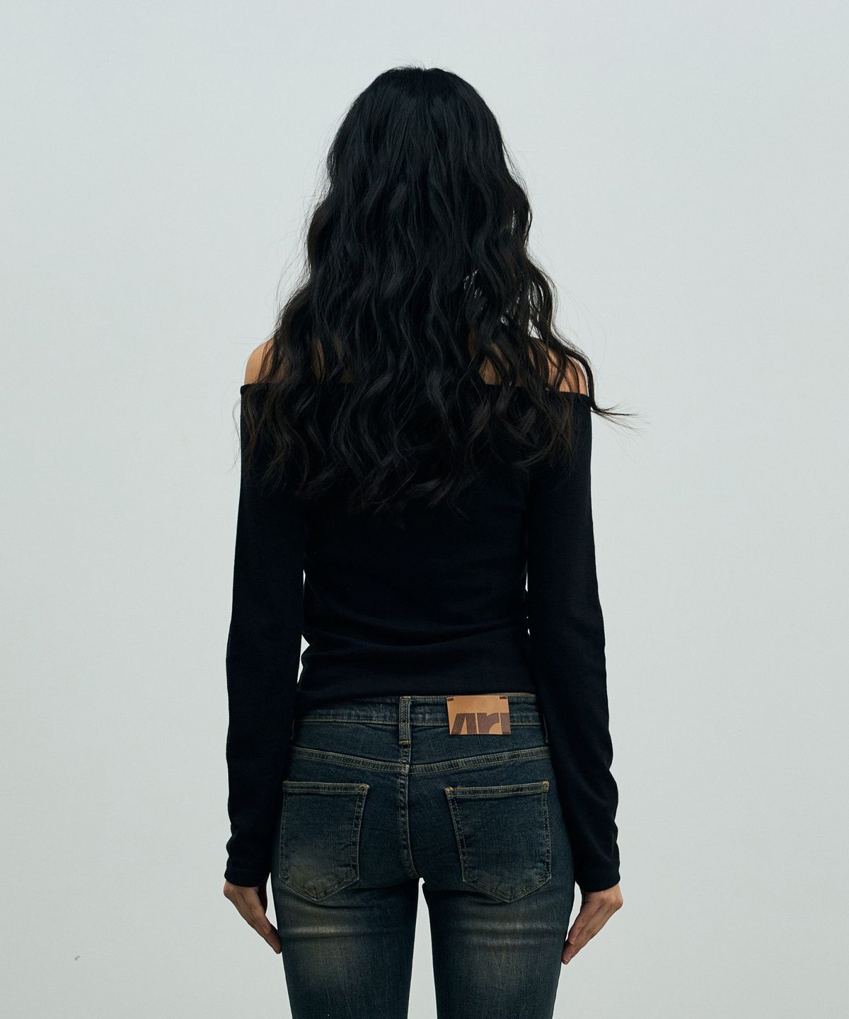 아리킴(ARIKIM) CLAIRE TWO-SHIRRING OFF-SHOULDER TOP / BLACK