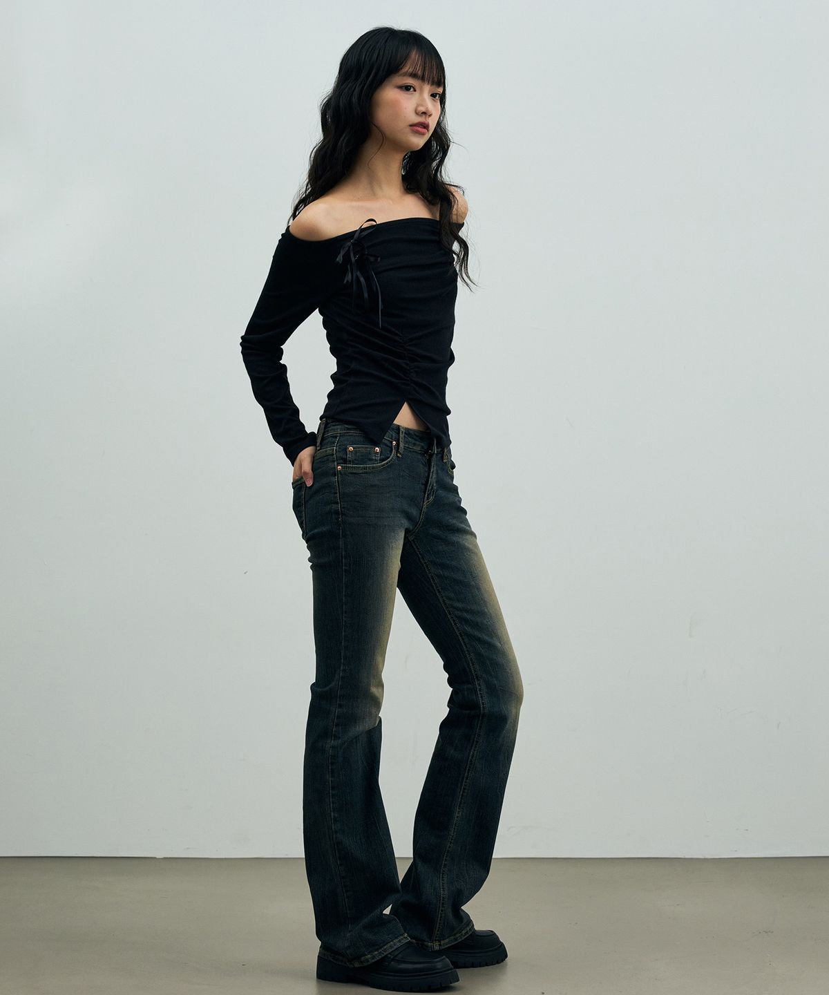 아리킴(ARIKIM) CLAIRE TWO-SHIRRING OFF-SHOULDER TOP / BLACK