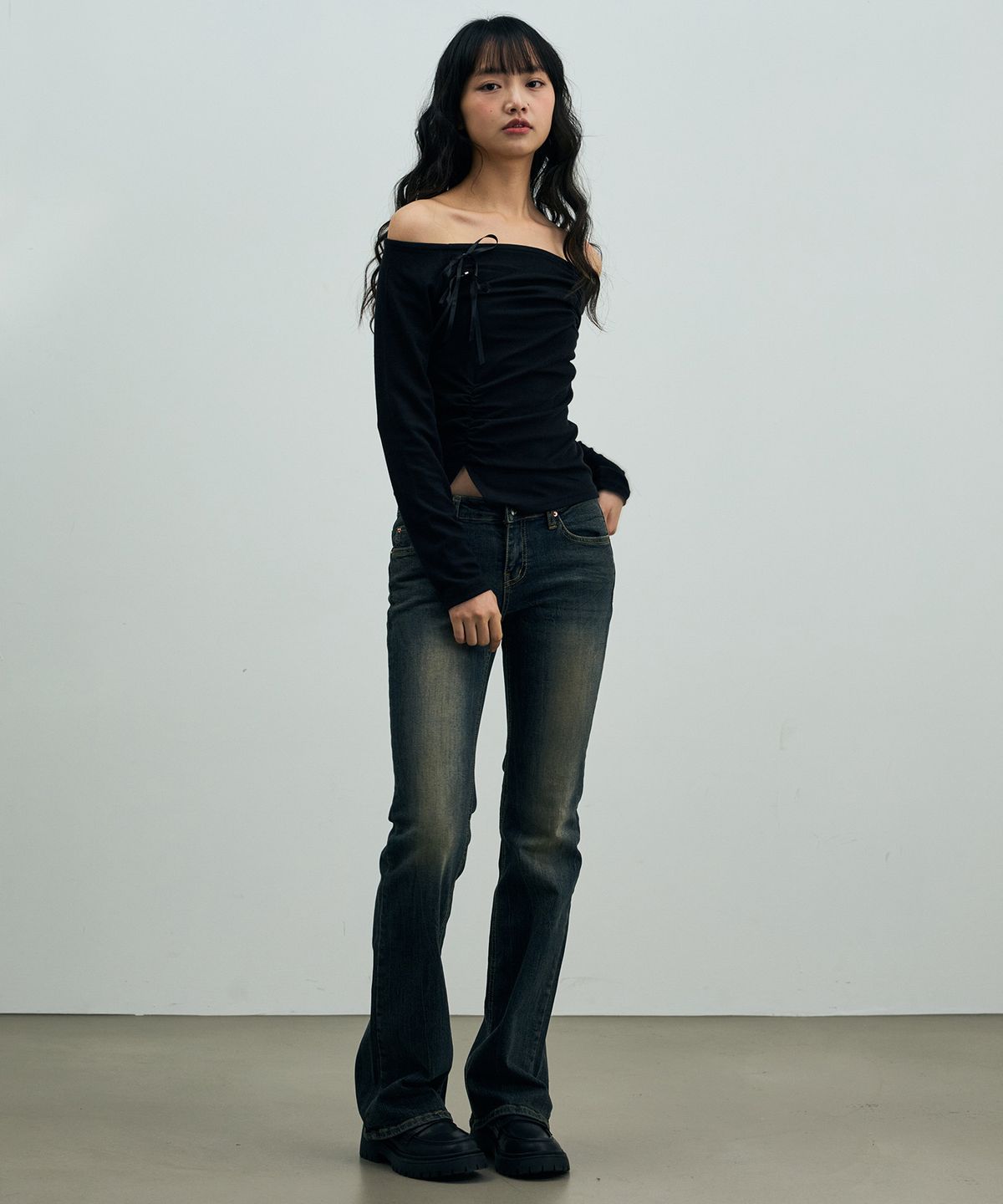 아리킴(ARIKIM) CLAIRE TWO-SHIRRING OFF-SHOULDER TOP / BLACK