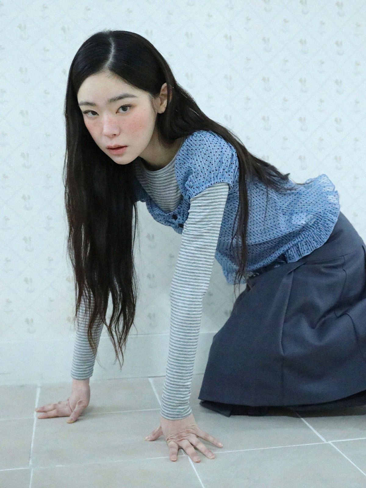 어글리쉐도우(UGLYSHADOW) 도트 셔링 블라우스(블루)